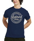 Officially Retired 2026 Not My Problem Anymore" tryck på mörkblå t-shirt, retrostil.