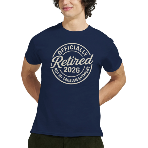 Officially Retired 2026 Not My Problem Anymore" tryck på mörkblå t-shirt, retrostil.