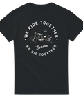 Mörk motorcykel med texten "We ride together, we die together" på svart t-shirt.