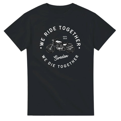 Mörk motorcykel med texten "We ride together, we die together" på svart t-shirt.
