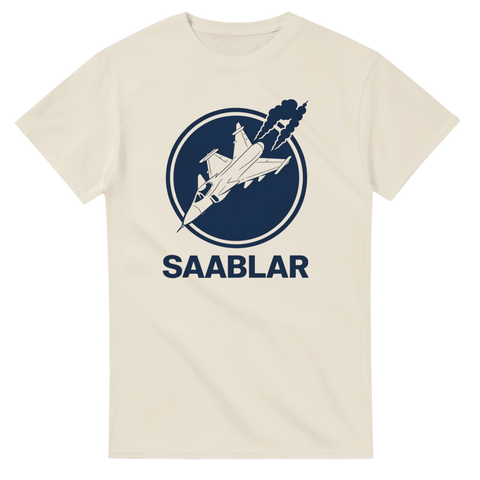 Minimalistisk design med stridsflygplan och text på beige t-shirt