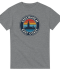 Stockholm East Coast retro-tryck med stadssiluett och solnedgång på grå t-shirt.