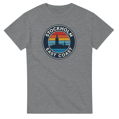 Stockholm East Coast retro-tryck med stadssiluett och solnedgång på grå t-shirt.