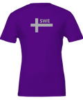 Grått kors med texten "SWE" på lila t-shirt