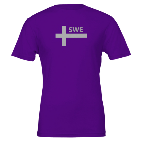 Grått kors med texten "SWE" på lila t-shirt