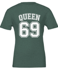 Vit text "QUEEN 69" i college-stil på en mörkgrön t-shirt.