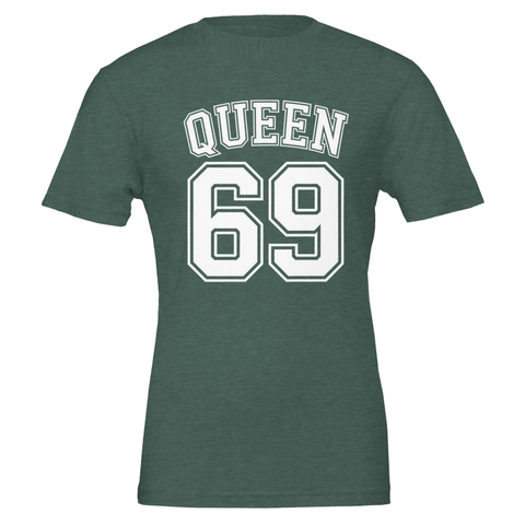Vit text "QUEEN 69" i college-stil på en mörkgrön t-shirt.