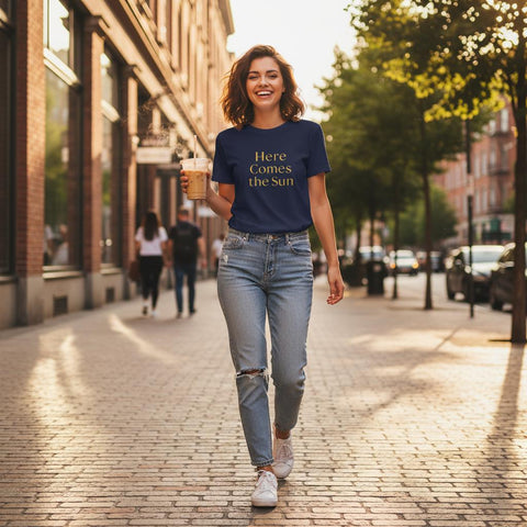 Kvinna i stadsmiljö bär marinblå t-shirt med positivt budskap