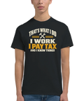 Stilren t-shirt med attityd och budskap om arbete på en modell