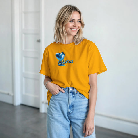 Kvinna bär gul t-shirt med motivet Hjärtat till höger och blått hjärta