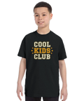 Cool Kids Club" text med stjärnor och smileys på svart t-shirt för barn.