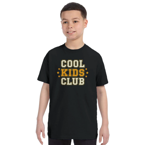 Cool Kids Club" text med stjärnor och smileys på svart t-shirt för barn.