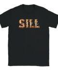 Sill-text med inlagd sill, lök, dill och kryddor i varje bokstav på svart t-shirt.