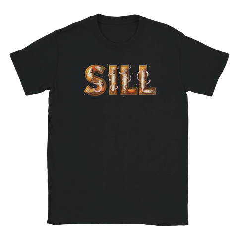 Sill-text med inlagd sill, lök, dill och kryddor i varje bokstav på svart t-shirt.