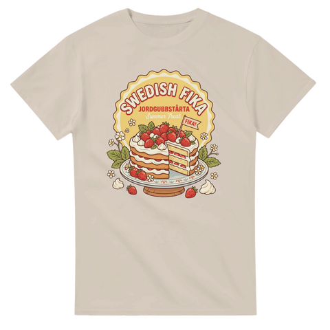 Jordgubbstårta, text "Swedish Fika", "Jordgubbstårta", "Summer Treat", "Fika!" på krämvit t-shirt.