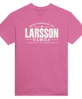 Rosa t-shirt med texten Larsson – A Family of Originals