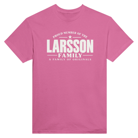 Rosa t-shirt med texten Larsson – A Family of Originals