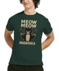 Svart katt med pistoler, text "Meow Meow Madafaka" på mörkgrön t-shirt.