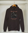 Pestdoktor med råttor och texten "Black Death European Tour 1347-1351" på svart hoodie.