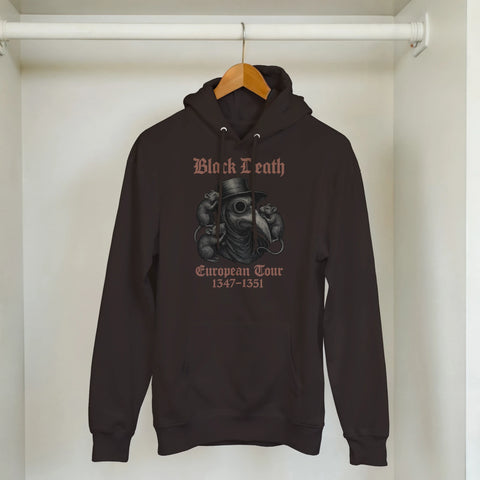 Pestdoktor med råttor och texten "Black Death European Tour 1347-1351" på svart hoodie.