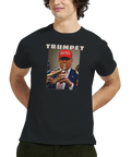 Donald Trump i röd MAGA-keps spelar trumpet med text "TRUMPET" på svart t-shirt, satirisk design.