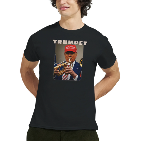 Donald Trump i röd MAGA-keps spelar trumpet med text "TRUMPET" på svart t-shirt, satirisk design.