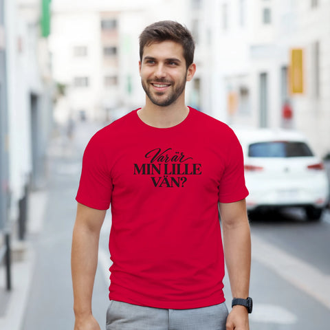 Modell i röd t-shirt med texten ”Var är min lille vän?”.