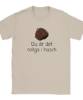Haschbit med text "Du är det roliga i hasch" på beige t-shirt, humoristisk design.