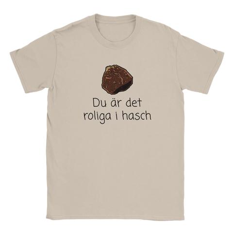 Haschbit med text "Du är det roliga i hasch" på beige t-shirt, humoristisk design.