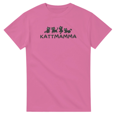 Tecknade svarta katter med texten "KATTMAMMA" på en rosa t-shirt.