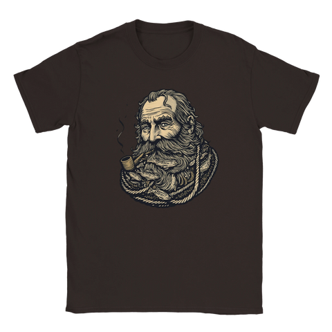 Detaljerad illustration av en fiskare med pipa, skägg av fiskar och rep, på mörkbrun t-shirt.