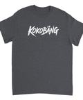 Rått grafiskt tryck med texten Kokobäng på en mörkgrå t-shirt