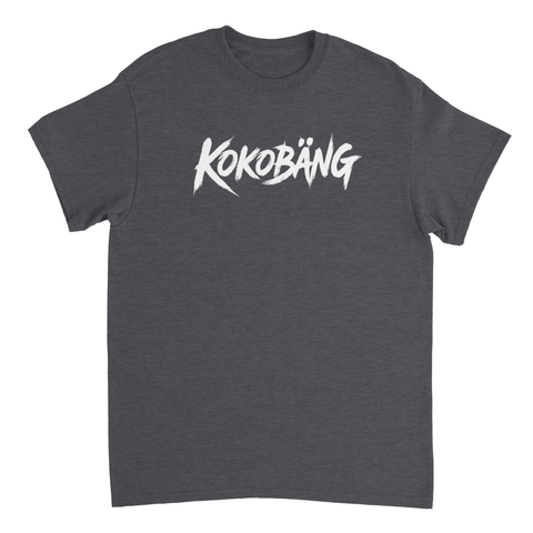 Rått grafiskt tryck med texten Kokobäng på en mörkgrå t-shirt