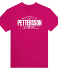 Ceriserosa t-shirt med texten Pettersson – A Family of Originals