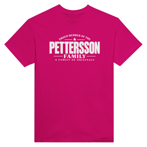 Ceriserosa t-shirt med texten Pettersson – A Family of Originals