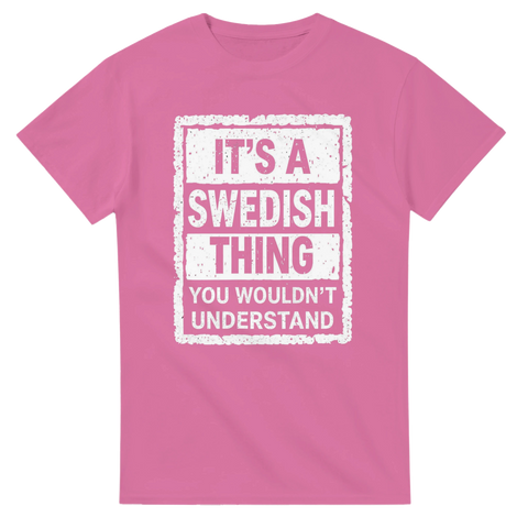 It's a Swedish Thing" text med distressed-effekt på rosa t-shirt.