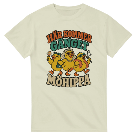 T-shirt with three partying chickens and the Swedish text “Här kommer gänget – Möhippa”