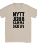 Sandfärgad t-shirt med provokativt budskap om karriär och verklighet