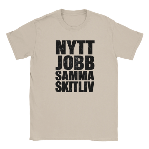 Sandfärgad t-shirt med provokativt budskap om karriär och verklighet