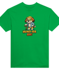 Tecknad hund med glasögon, keps, käpp, text "HUND-RA ÅR!" på grön t-shirt.