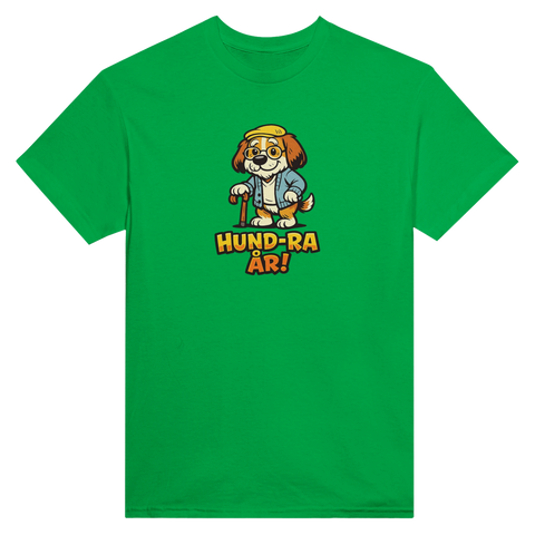 Tecknad hund med glasögon, keps, käpp, text "HUND-RA ÅR!" på grön t-shirt.