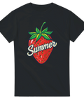 Jordgubbsmotiv med text "Summer" i retrostil på svart t-shirt.