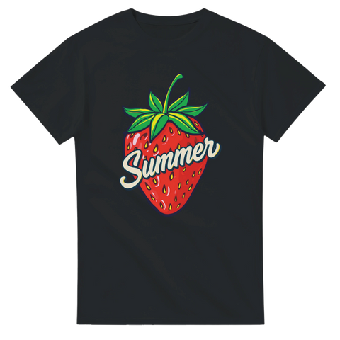 Jordgubbsmotiv med text "Summer" i retrostil på svart t-shirt.