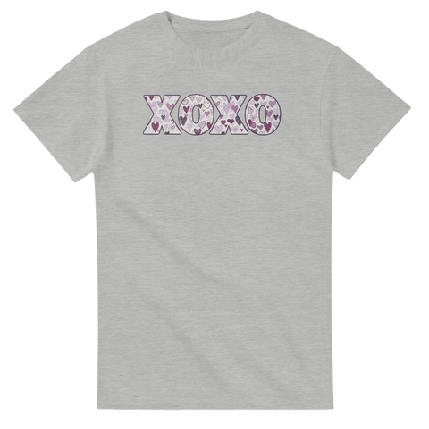 Romantiskt mönstrad XOXO logotyp i lila nyanser på en grå t-shirt