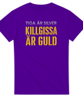 Ironisk ordvits på ordspråk – lila t-shirt med texten killgissa är guld