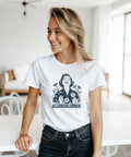 Leende kvinna bär vit t-shirt med det ironiska motivet Allergiklubben