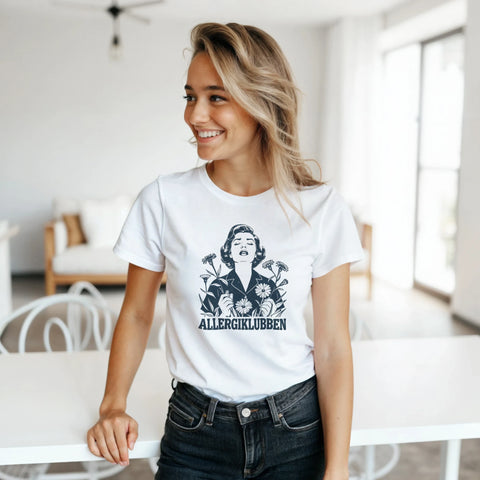 Leende kvinna bär vit t-shirt med det ironiska motivet Allergiklubben