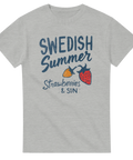 Klassiskt sommartryck med bär och solstrålar på en gråmelerad t-shirt