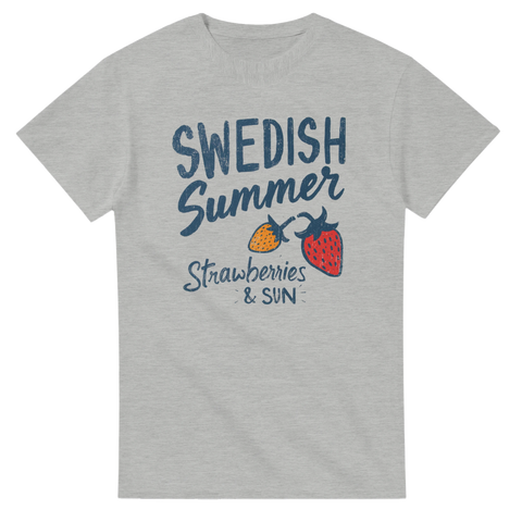 Klassiskt sommartryck med bär och solstrålar på en gråmelerad t-shirt