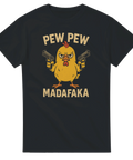 Tecknad kyckling med två pistoler, text "PEW PEW MADAFKA" på svart t-shirt.